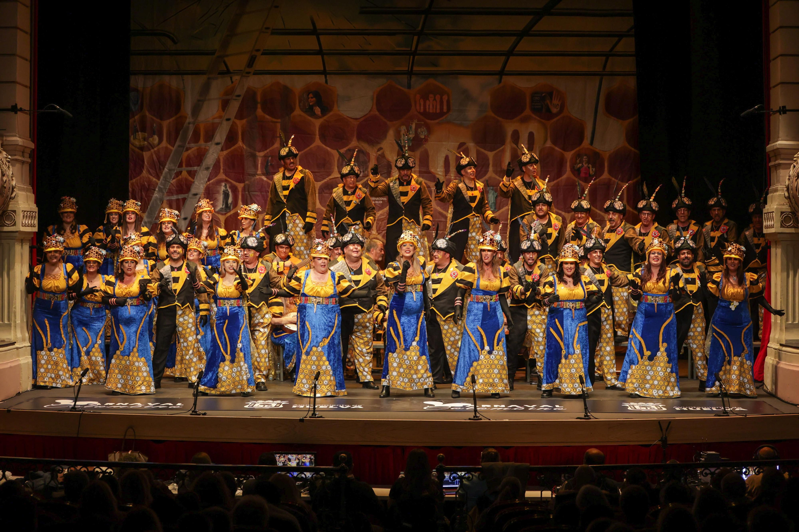 Imágenes de la actuación del coro de Huelva "La Rendición de los Bribones" en el Carnaval Colombino