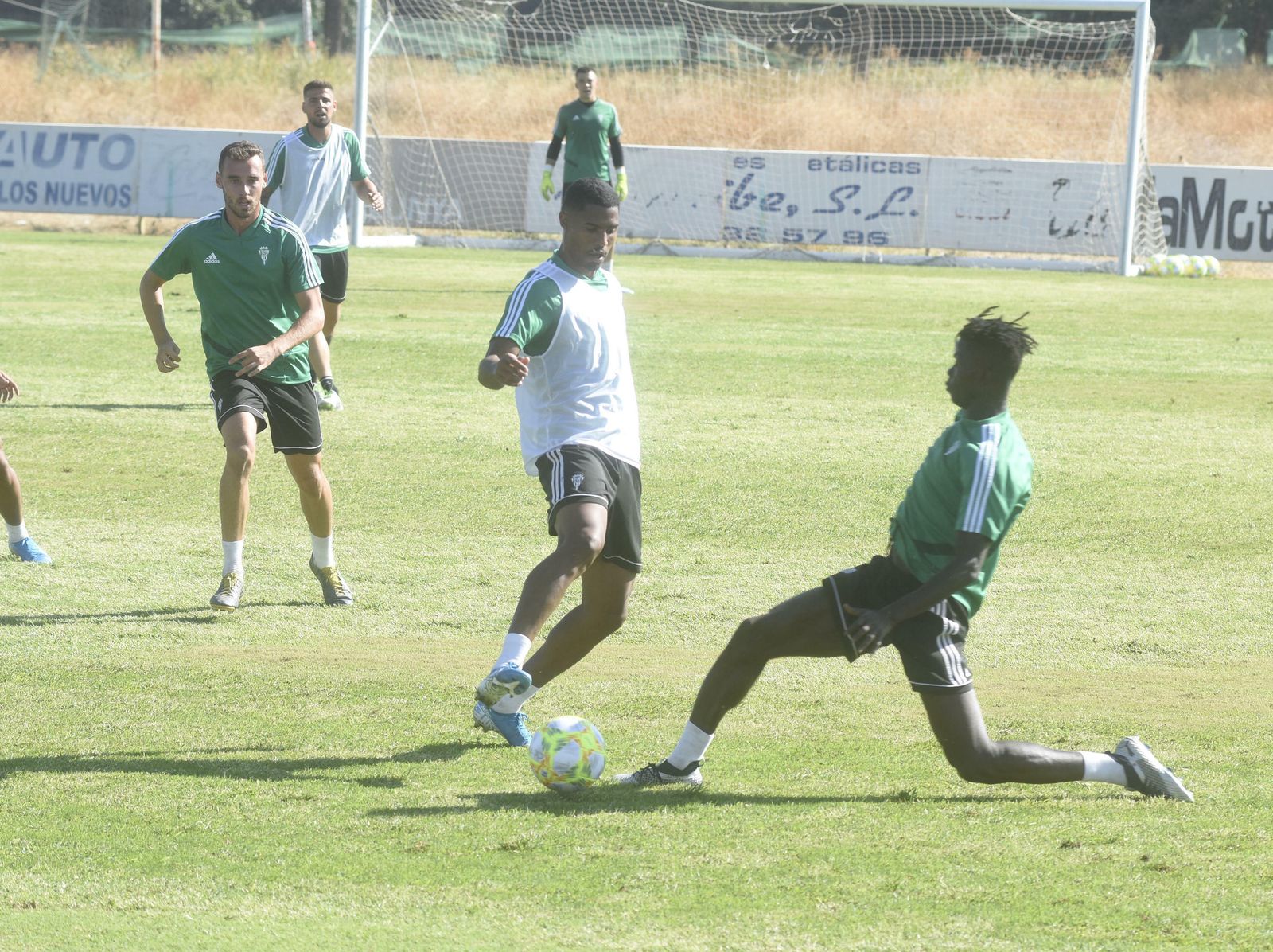 Gabriel Novaes y Djetei pugna por un balón en el último entrenamiento de la semana.