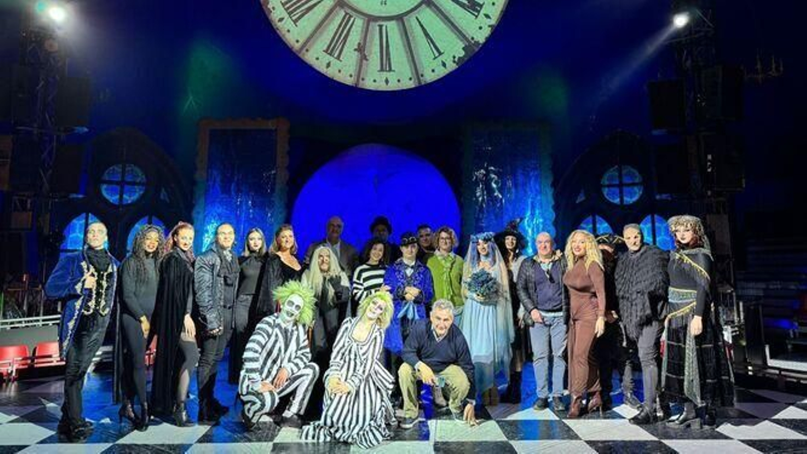 El elenco artístico de El Circo Encantado, con algunos invitados, en una imagen tomada en la noche del Jueves Santo tras finalizar el espectáculo.