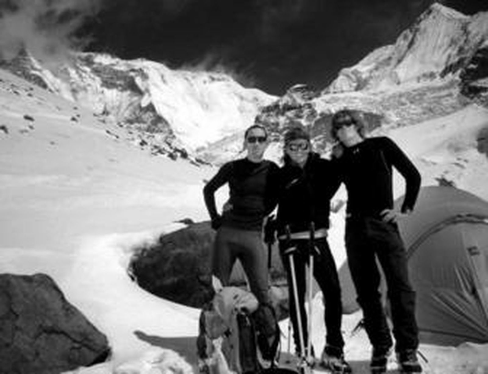 Ochoa de Olza, en el centro junto al rumano Colibasanu y el canadiense Don Bowie en la base del Annapurna.