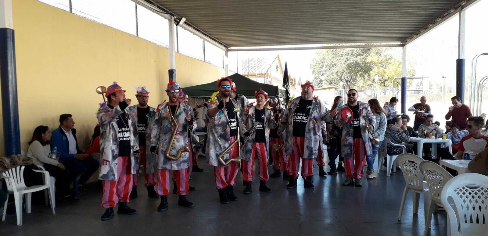 Una de las agrupaciones participantes en la fiesta de Carnaval a favor de la Coral La Salle Santa Natalia.