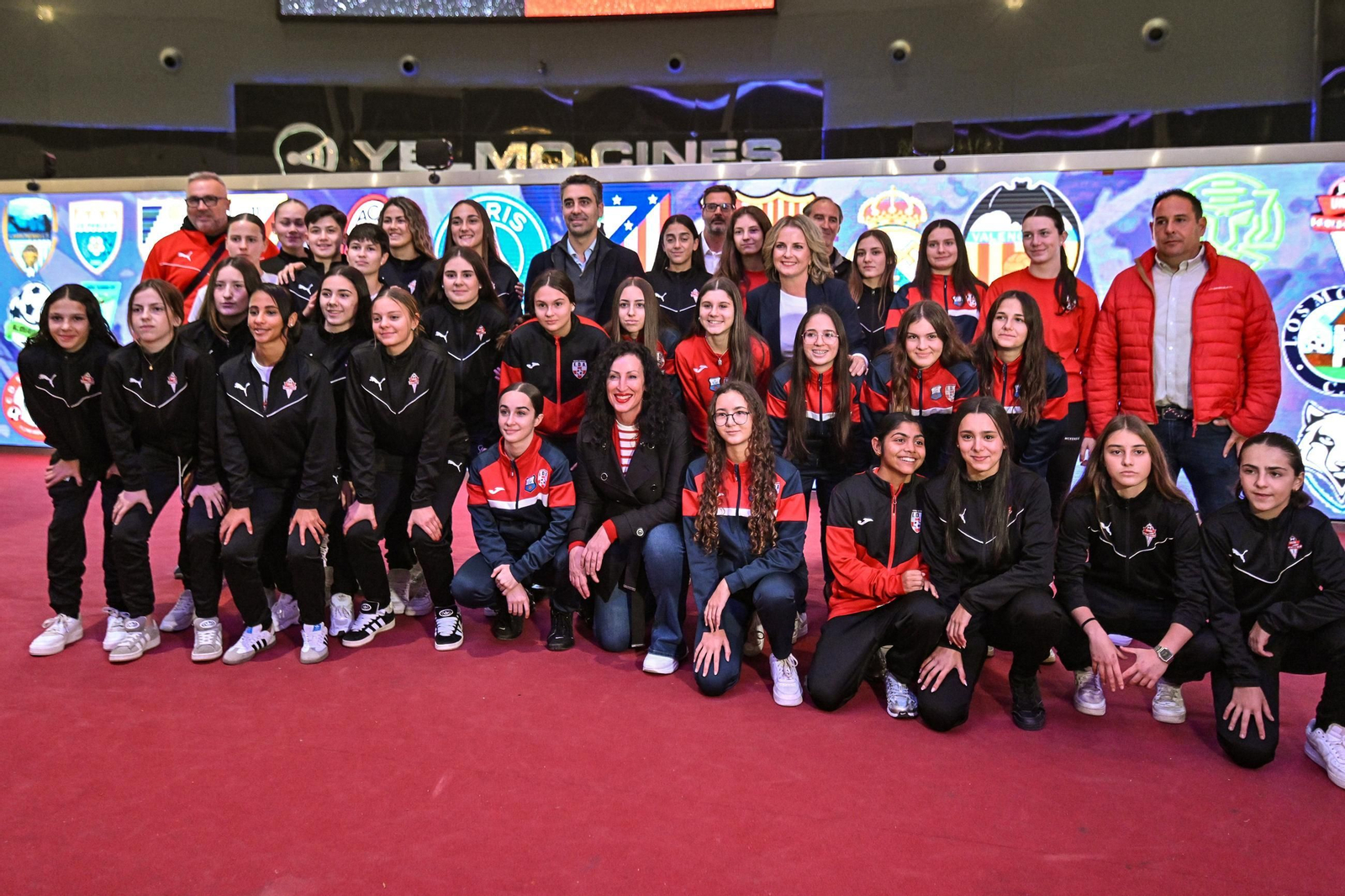 Varias jugadoras de equipos almerienses posan con los representantes institucionales durante la presentación del torneo.