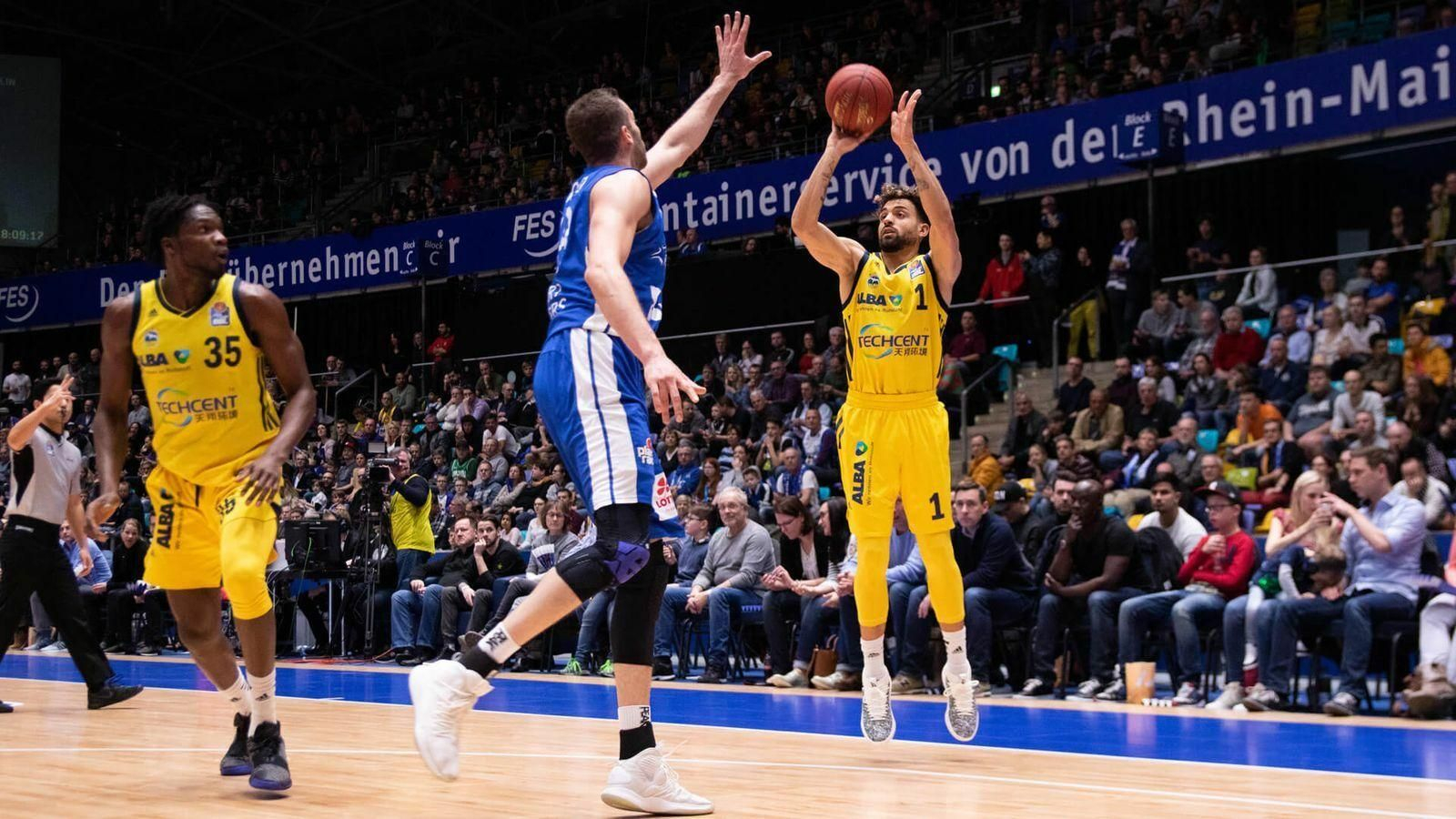 Saibou lanza a canasta.