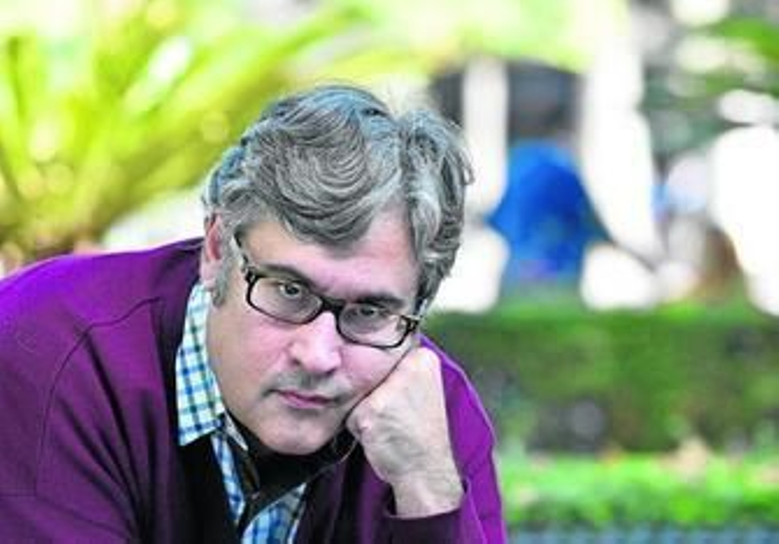 Juan Manuel de Prada (Baracaldo, 1970), el pasado miércoles en Sevilla; en la siguiente página, paseando por la Plaza Nueva.