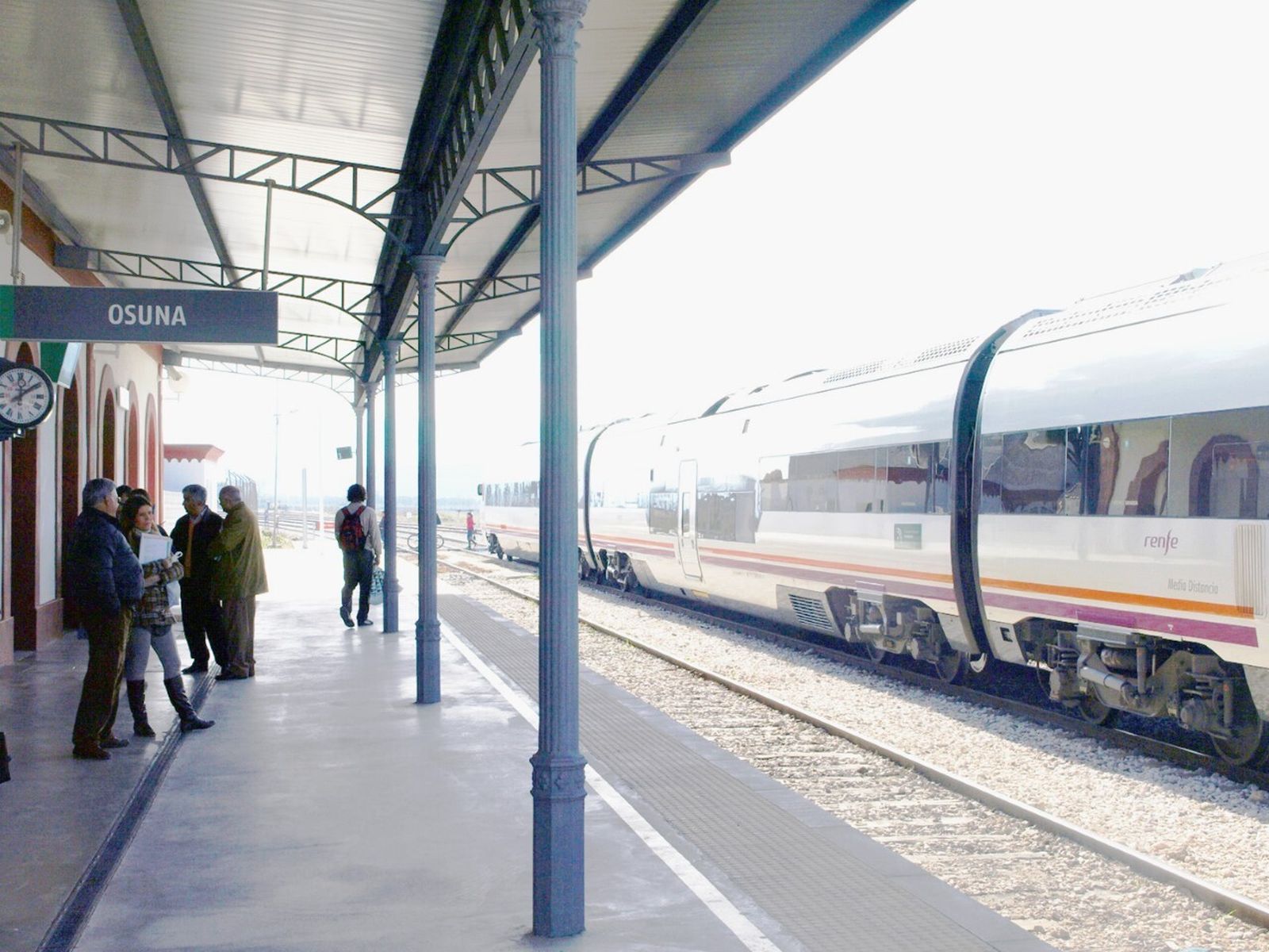 Un tren en la estación de Osuna, donde no puede continuar y hay que transbordar en autobús en dirección Málaga.
