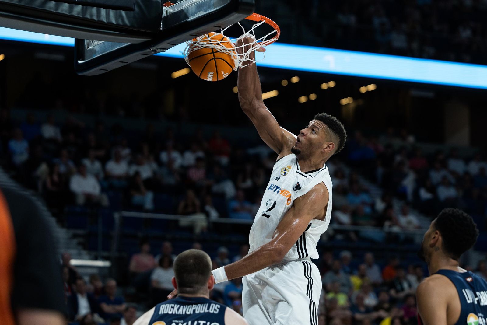 El Real Madrid sufre pero gana al Baskonia (82-76)