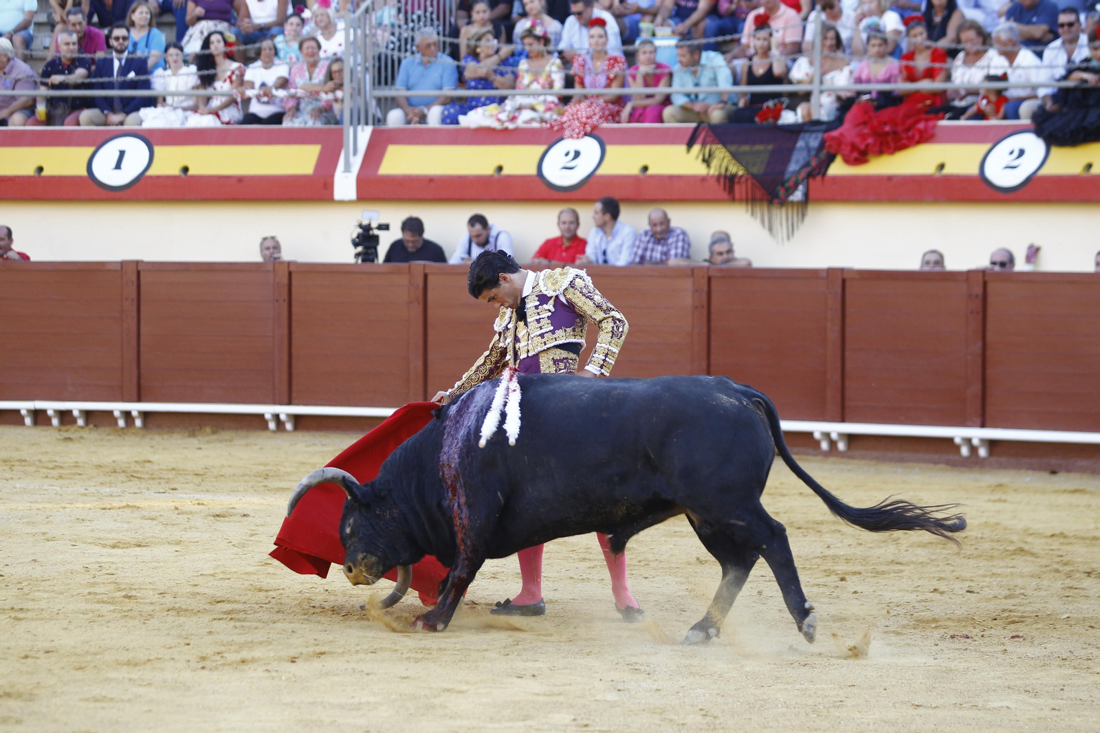 Imágenes de la corrida de toros de la Feria de Vera, con Morante de la Puebla, Emilio de Justo y Pablo Aguado