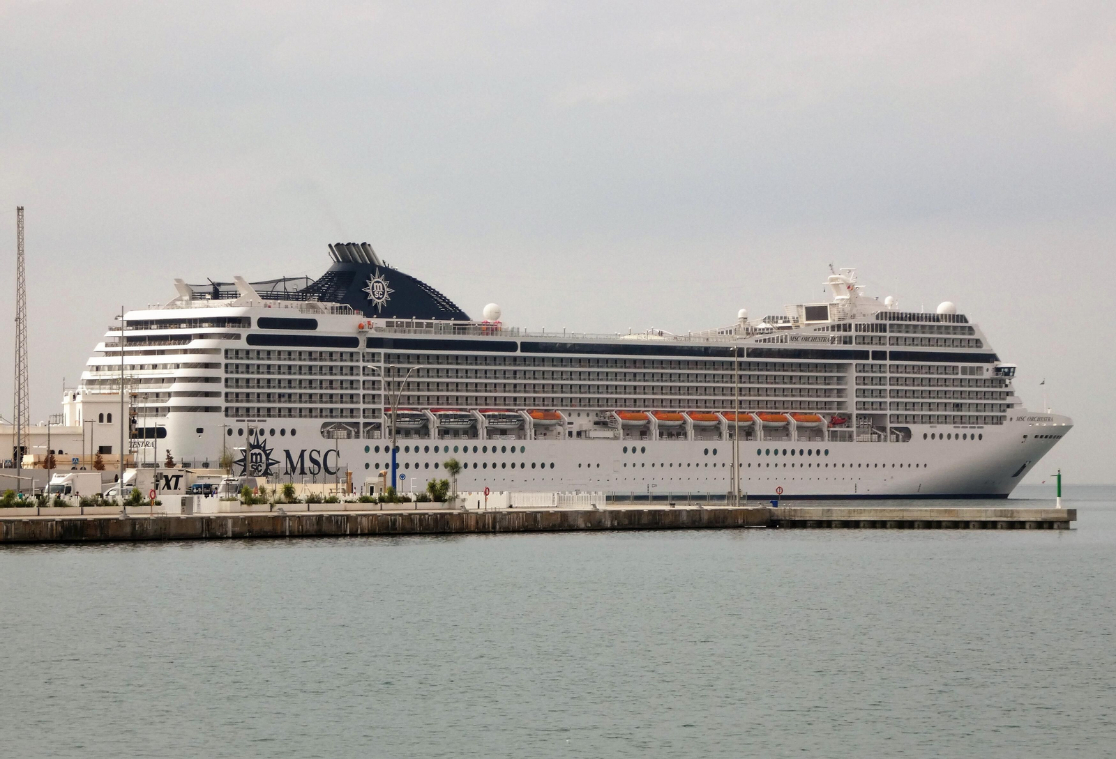 El ‘MSC Orchestra’, uno de los dos buques de crucero que visita Málaga este año durante la Feria.