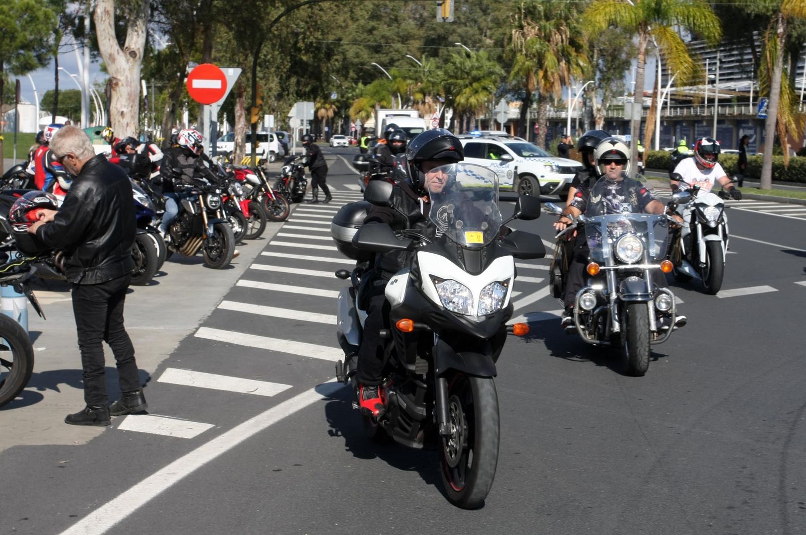 Imágenes de la concentración motera en memoria de Hugo Millán por las calles de Huelva