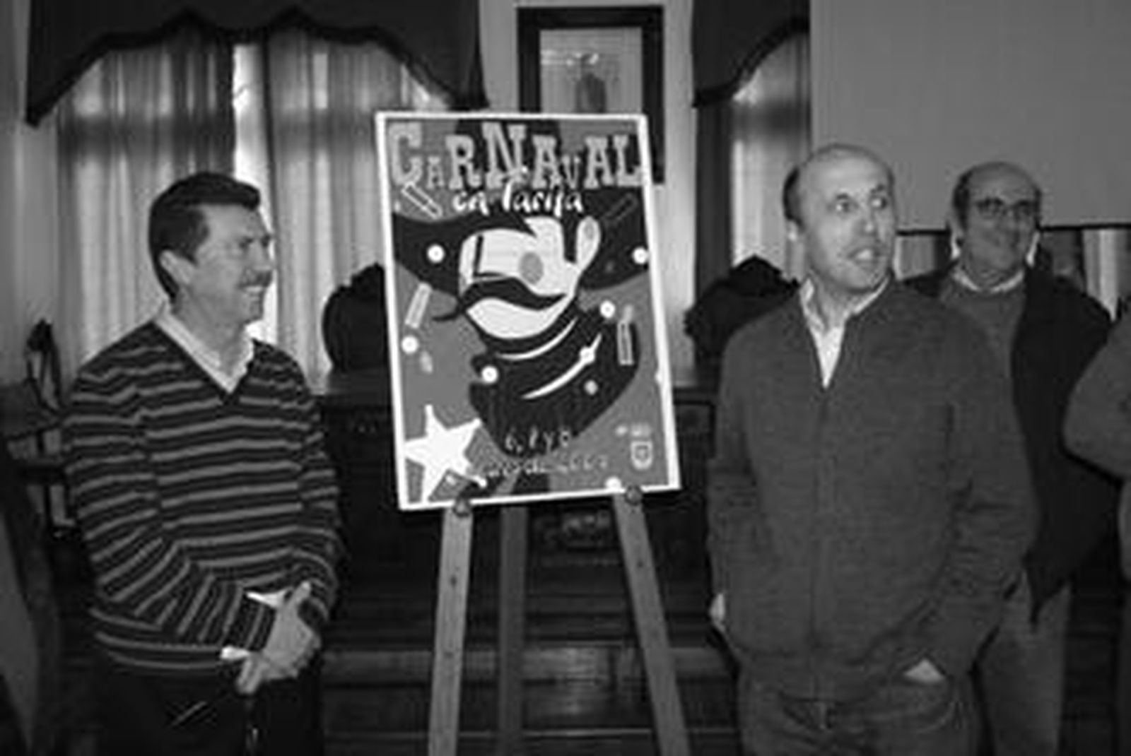 Miguel Manella posa junto al autor del cartel del carnaval 2009.