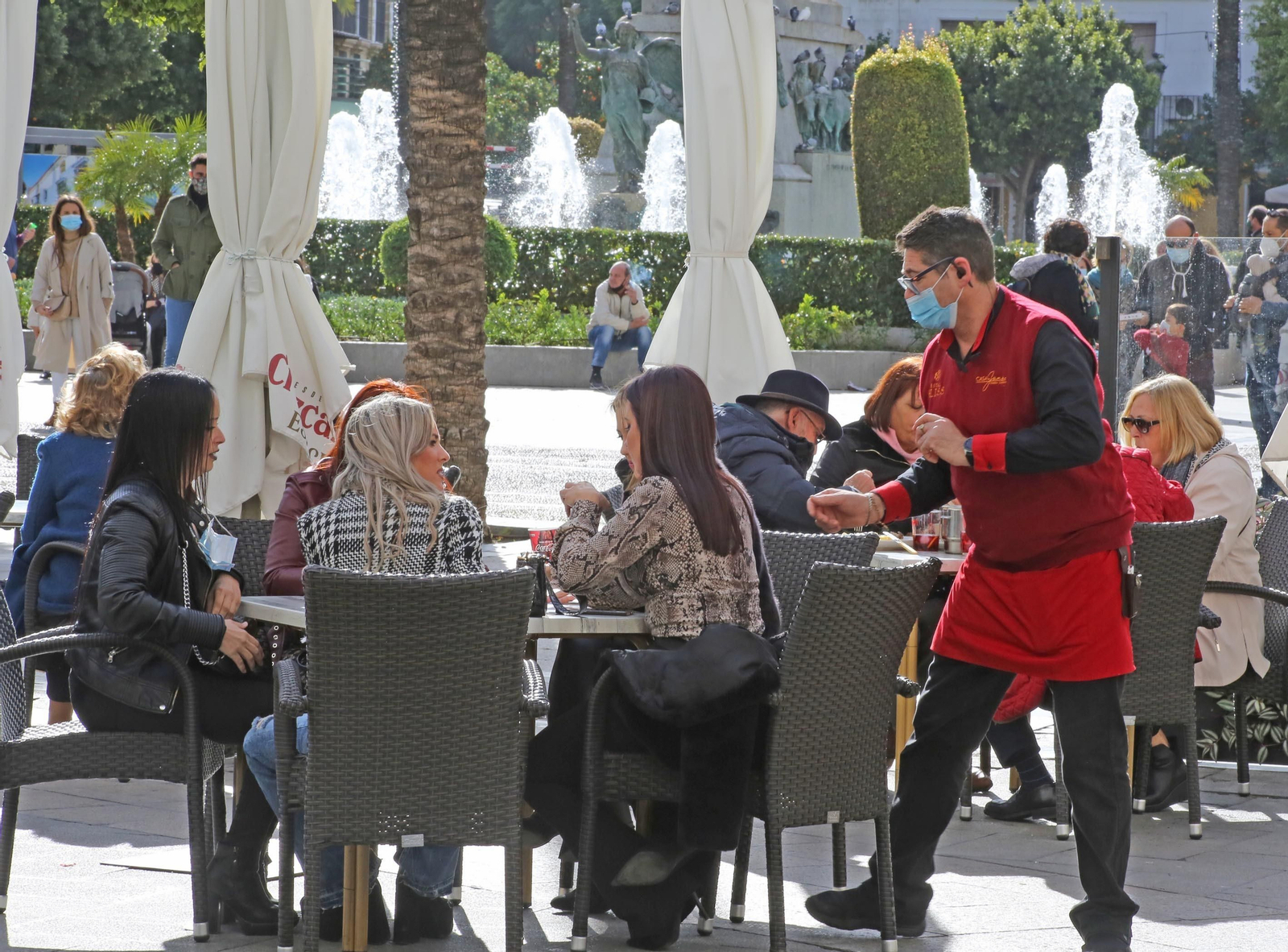 Puente de la Constitución,El centro de Jerez  llena de publico sus bares y terrazas