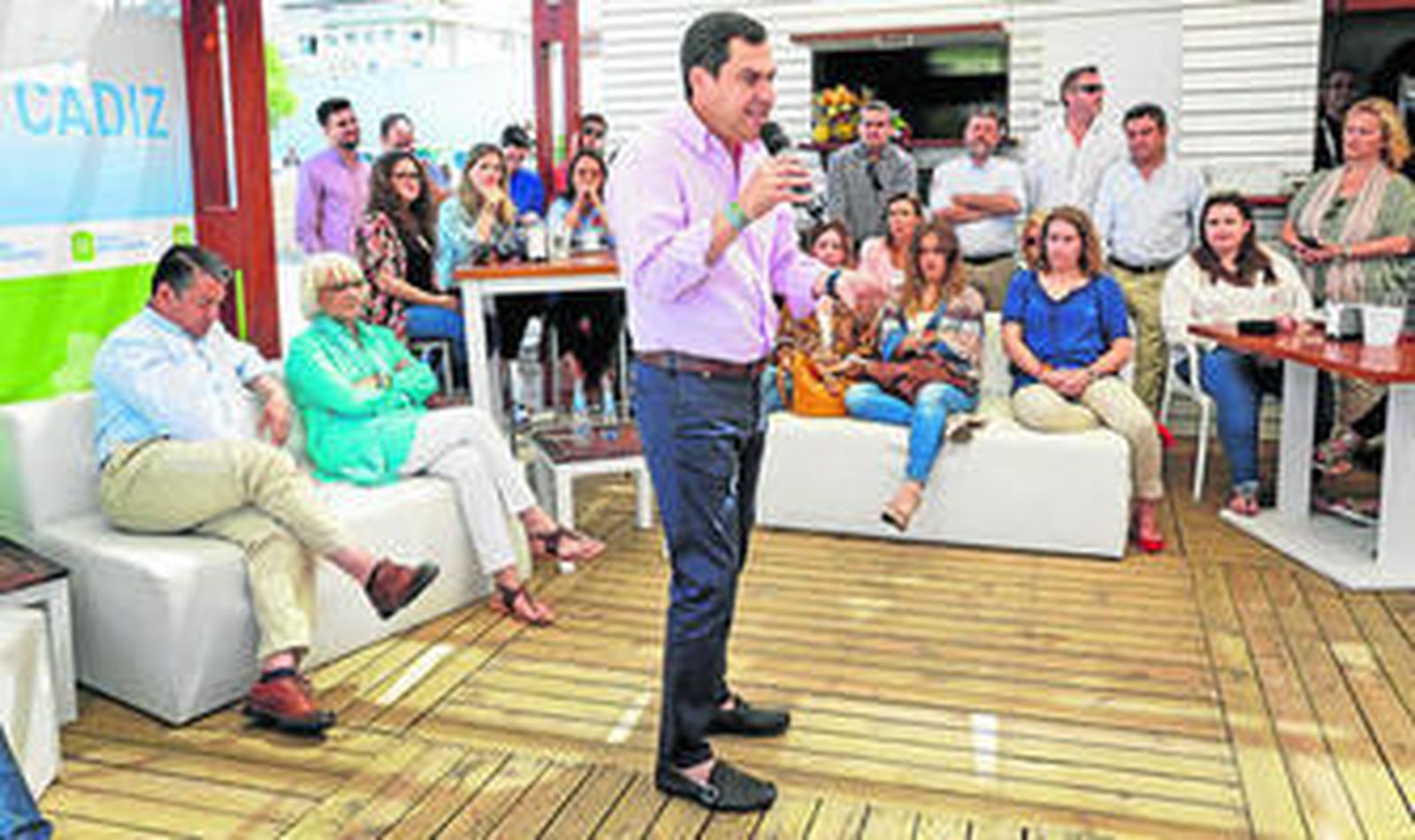 Juanma Moreno y dirigentes provinciales del PP en el chiringuito Marimba de la playa de la Victoria en Cádiz.