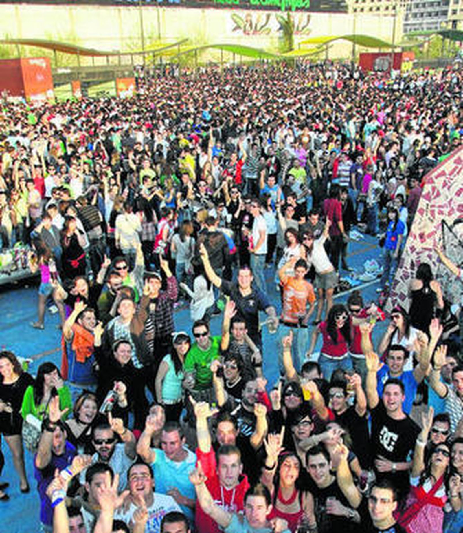 Miles de jóvenes acuden cada año al macrobotellón de la fiesta de la primavera de Granada.