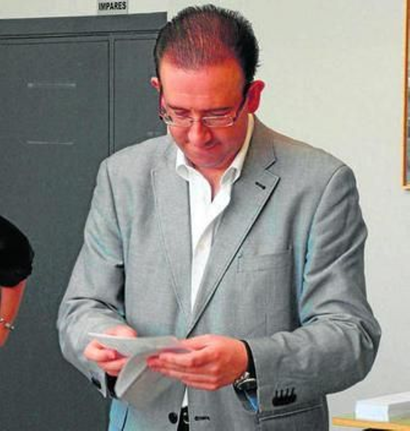 Manuel Guerra, momentos antes de depositar el voto.
