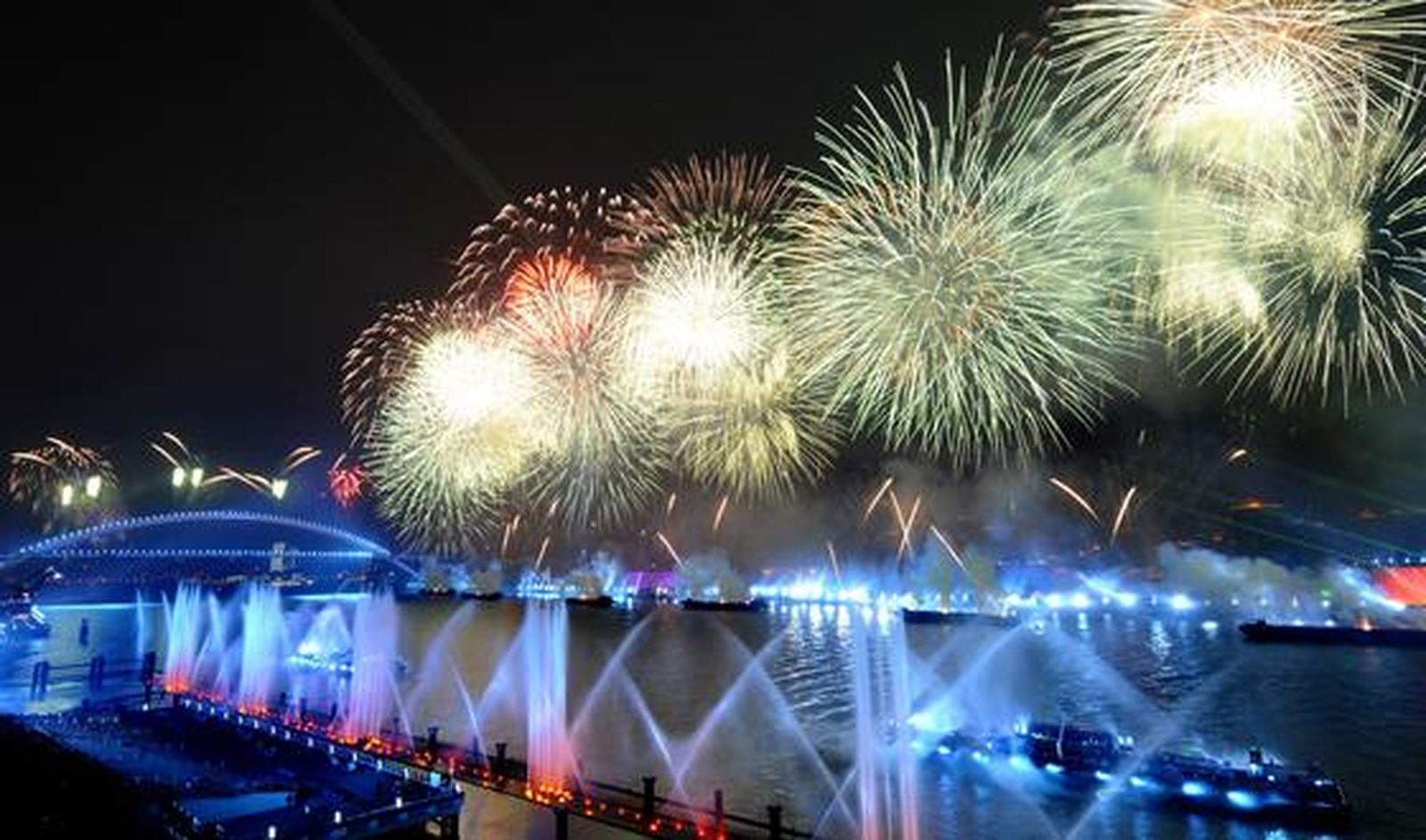 Espectáculo de iluminación y pirotecnia sobre el agua en la ceremonia inaugural.

Foto: Peter Parks (AFP Photo)