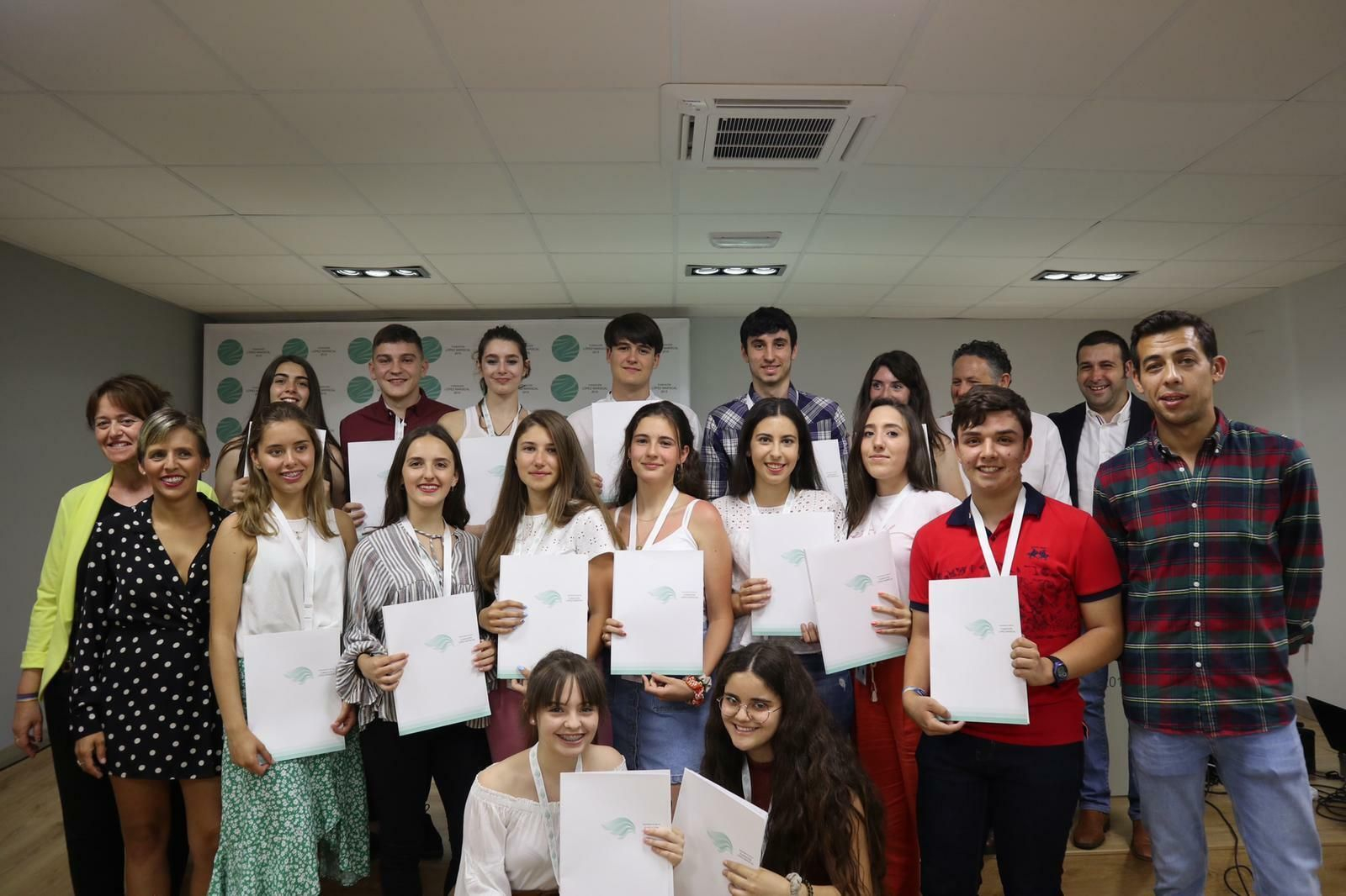 Los alumnos beneficiarios de la beca con los patronos de la Fundación López Mariscal, y representantes locales. Los alumnos beneficiarios de la beca con los patronos de la Fundación López Mariscal, y representantes locales.