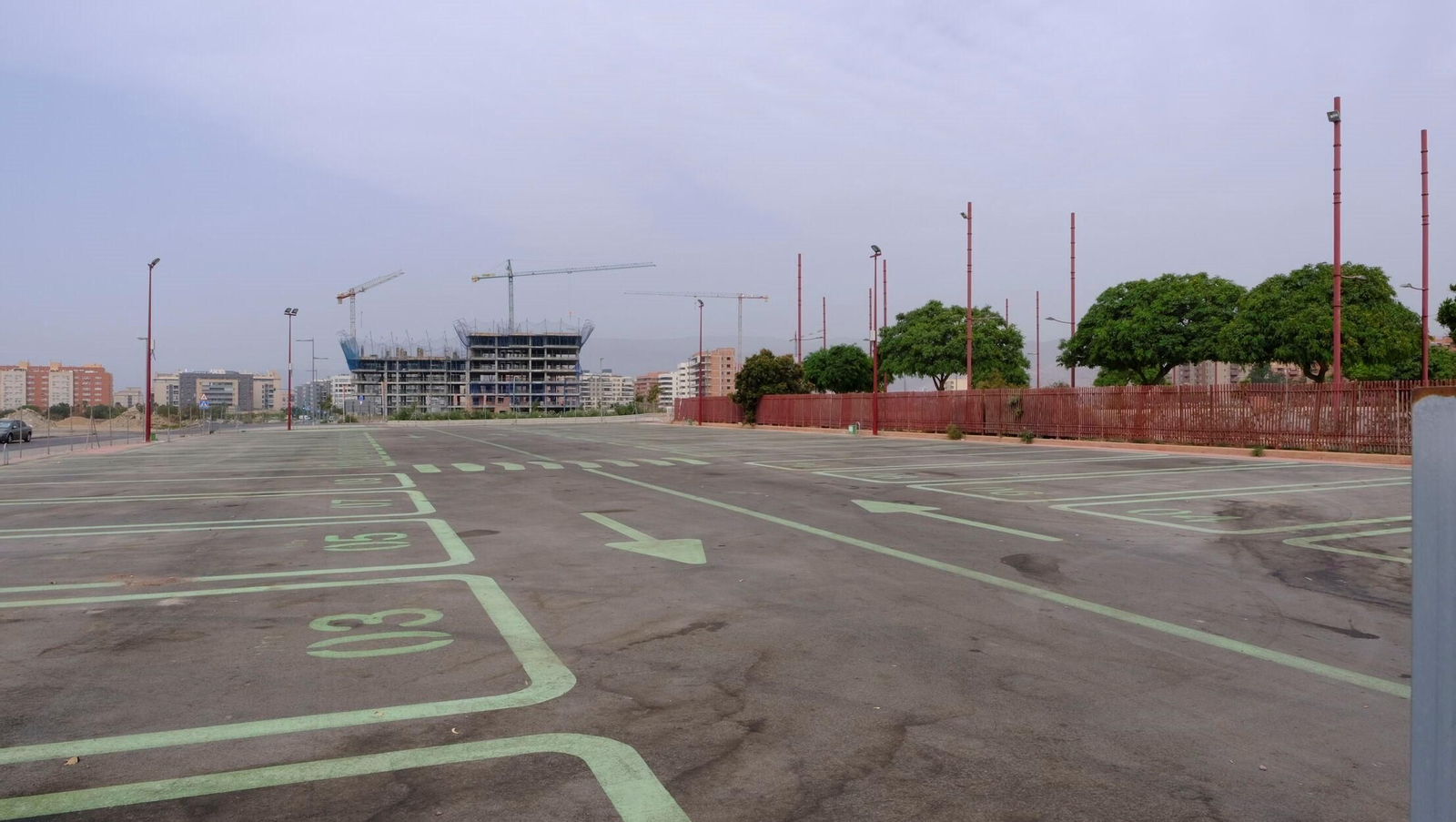 El espacio de los feriantes en el recinto ferial presentaba esta mañana esta imagen de limpieza