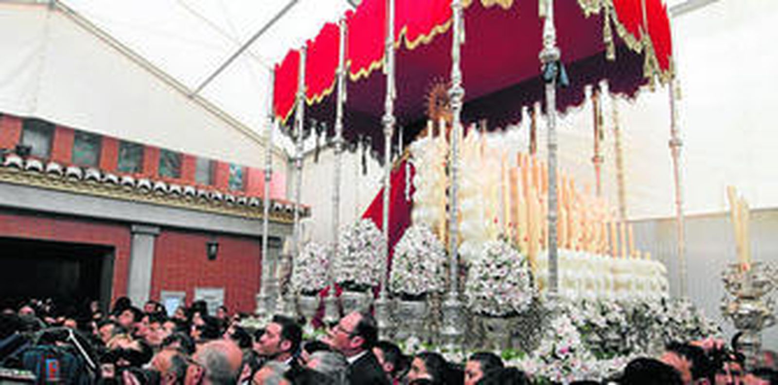 La floristería Verdegal se ha encargado del exorno floral de la cofradía de la Lanzada, entre otras corporaciones.