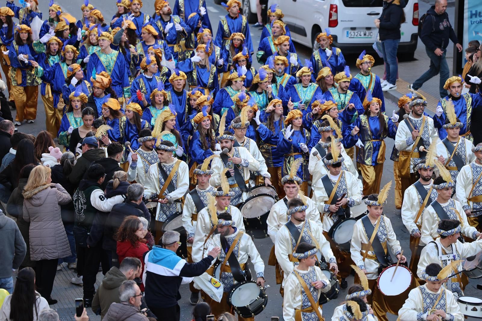 Fotografías de la salida de la Cabalgata de Reyes Magos de Huelva este 2026 por las calles de la ciudad