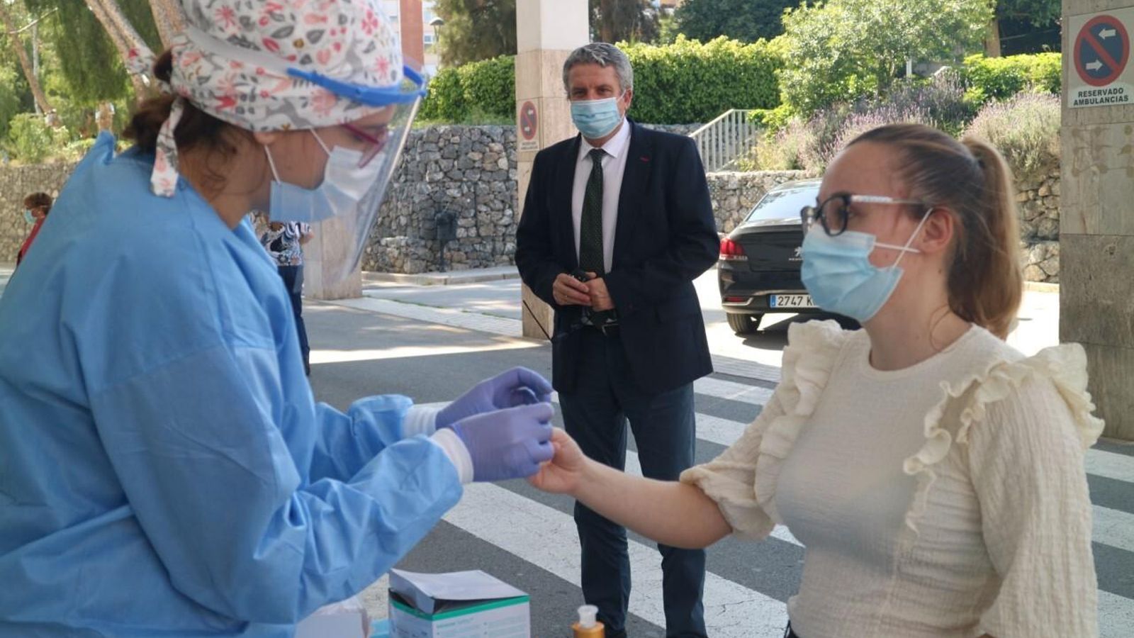 Una trabajadora de ayuda a domicilio se realiza el test rápido del coronavirus