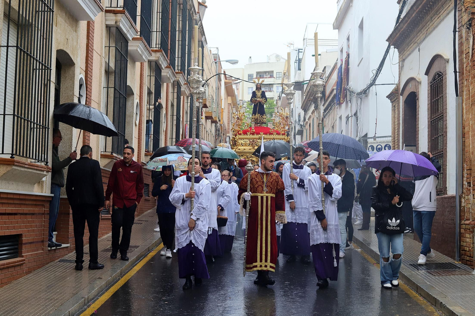 Imágenes de la procesión del Cautivo  bajo la lluvia en Huelva