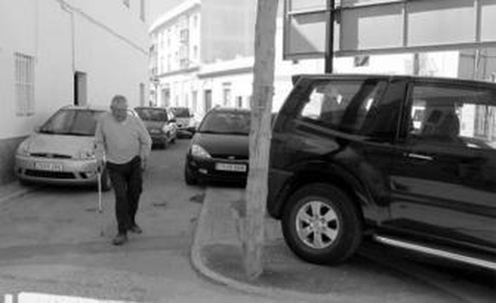 La ambulancia no pudo pasar de este punto por los coches aparcados en la acera, que impedían el giro.