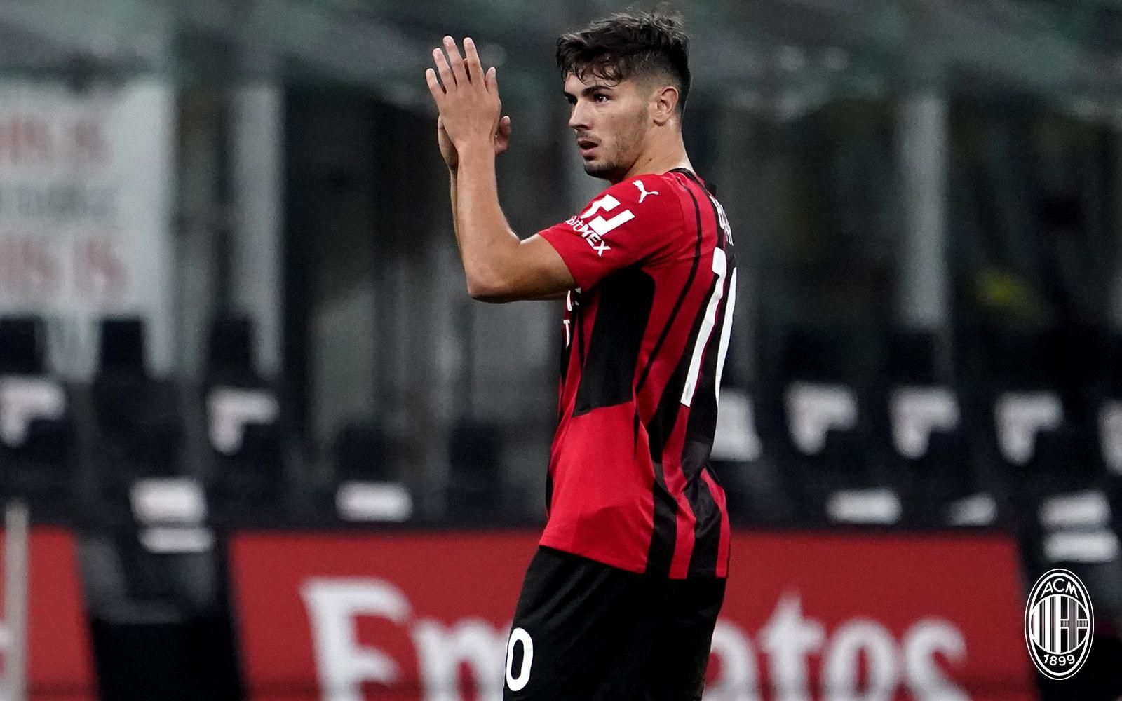 Brahim Díaz aplaude durante un partido.