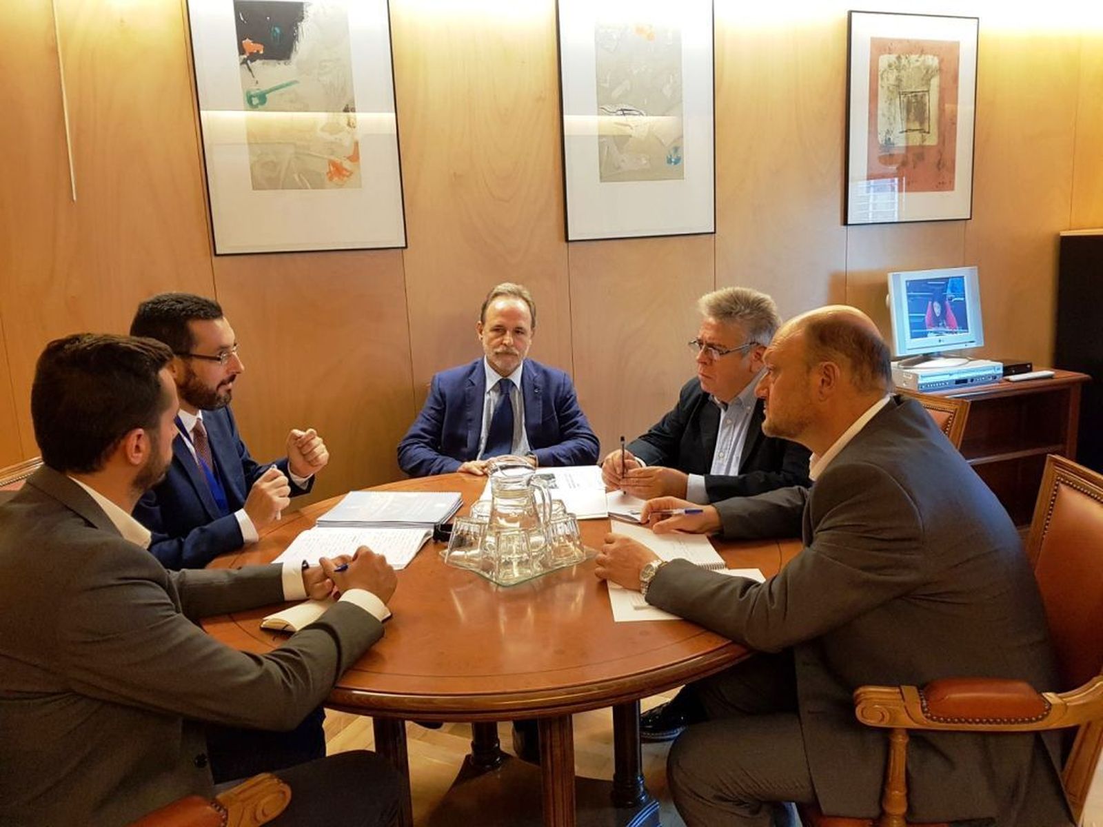 El alcalde de La Línea, reunido ayer con representantes del PSOE.