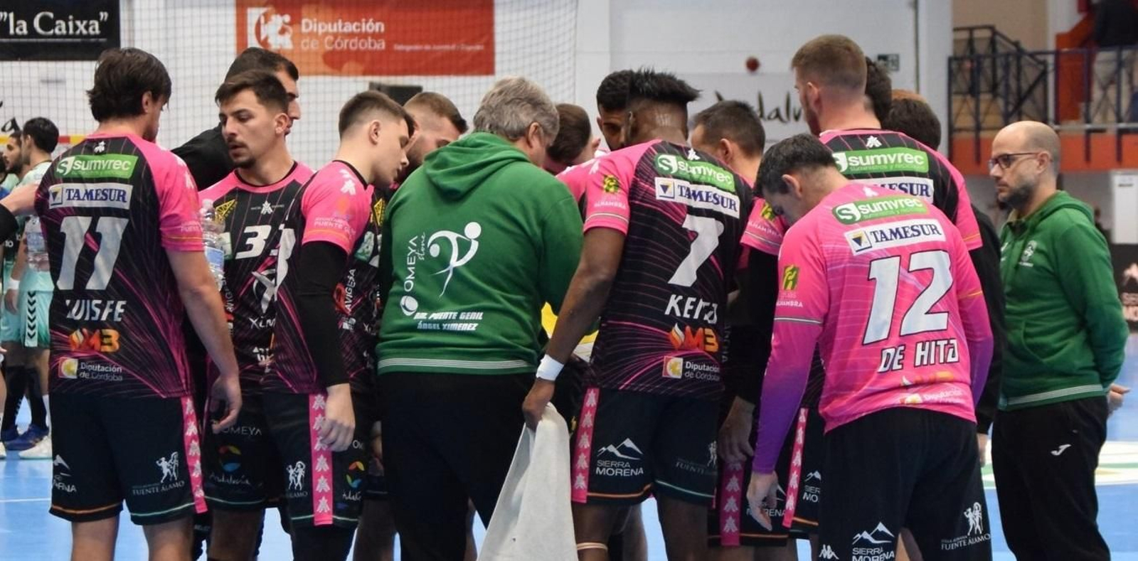 Paco Bustos da órdenes durante un tiempo muerto a sus jugadores.