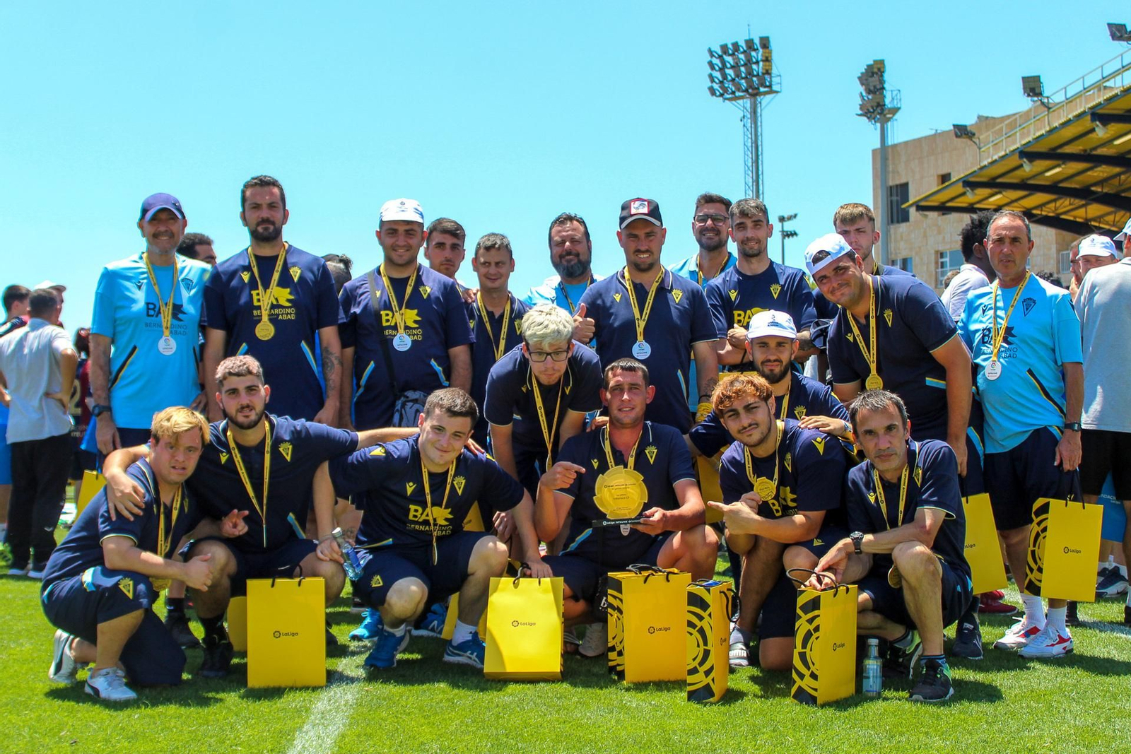 Foto de grupo de la expedición cadista con sus medallas y regalos al acabar la competición.