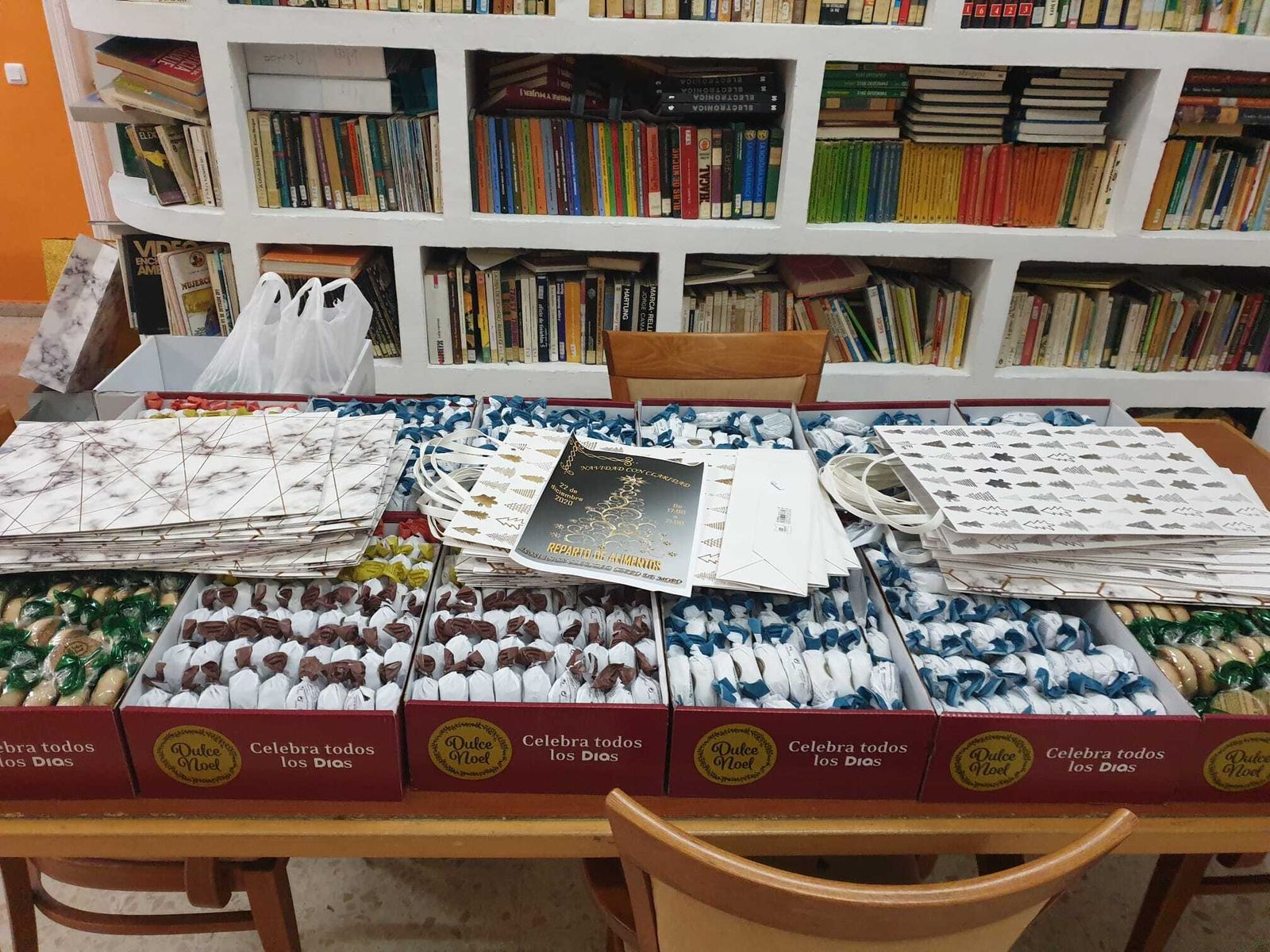 Algunas de las cajas de polvorones que se repartieron el año pasado.