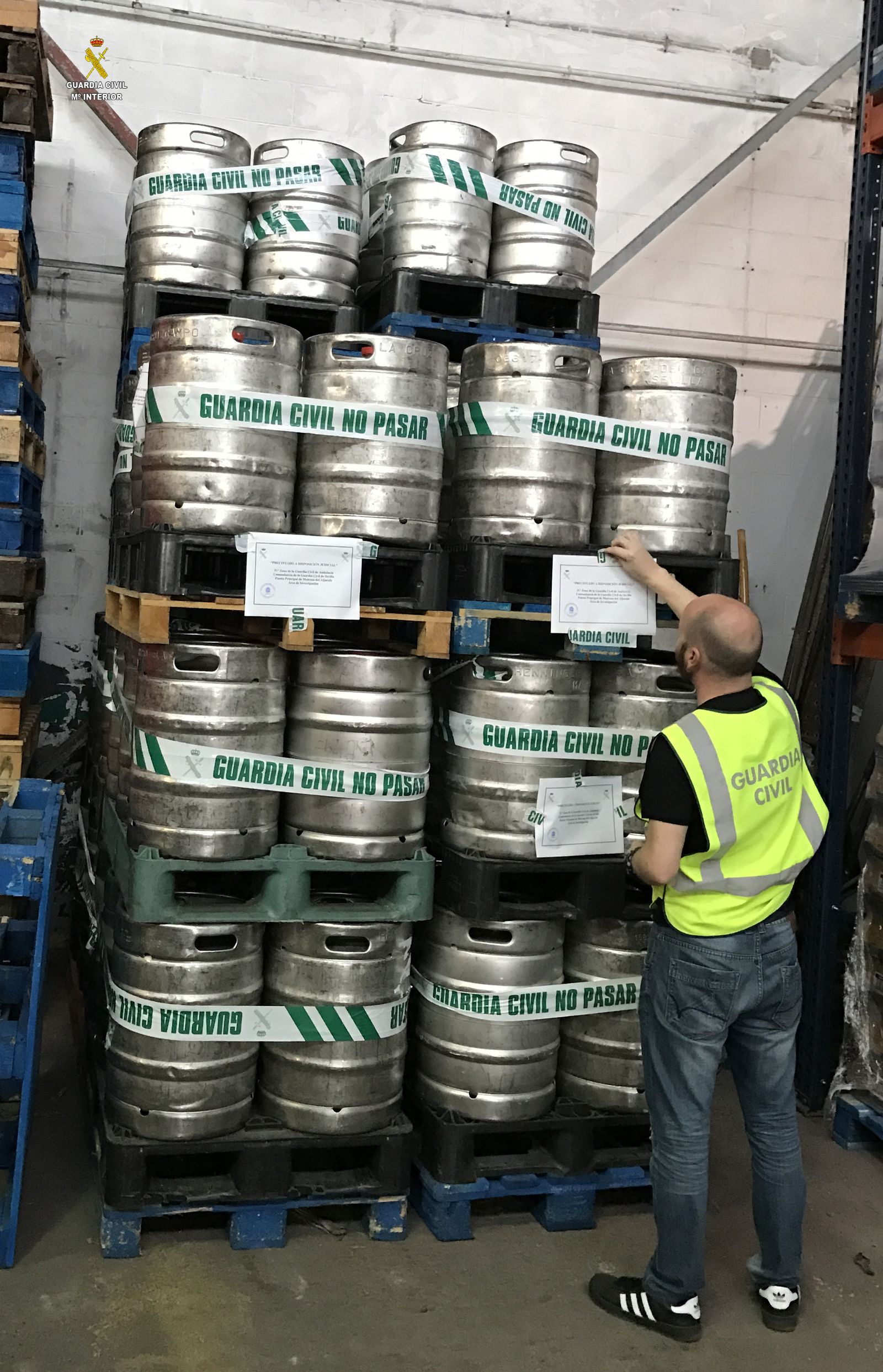 Los barriles de cerveza apilados y precintados