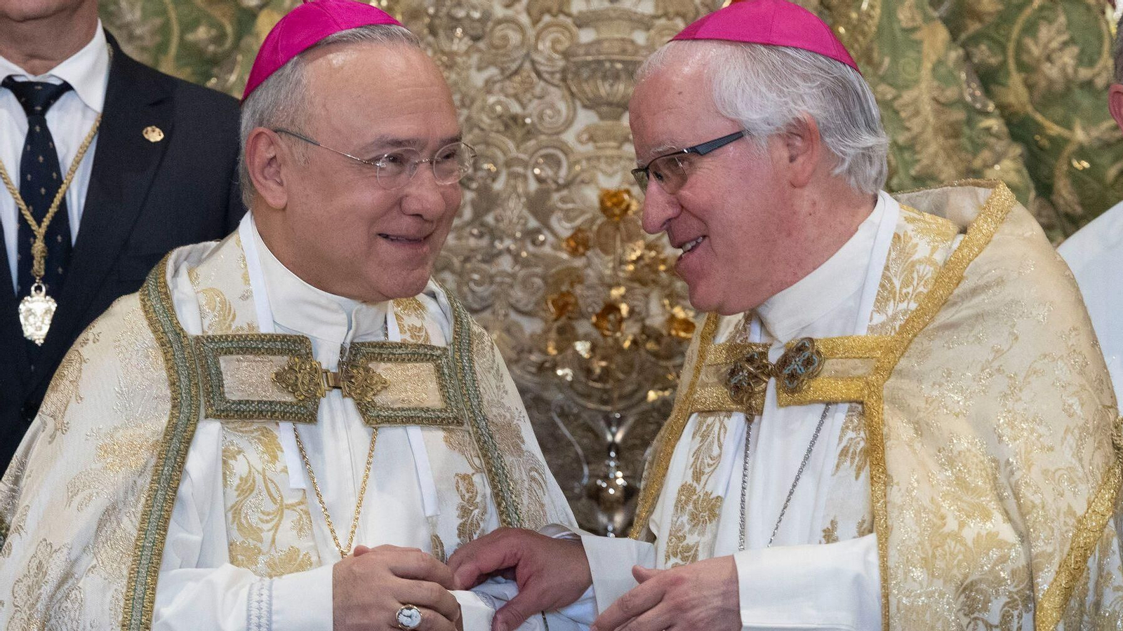 Monseñor Edgar Peña Parra con el arzobispo de Sevilla, monseñor Saiz, durante la entrega de la Rosa de Oro a la Macarena.