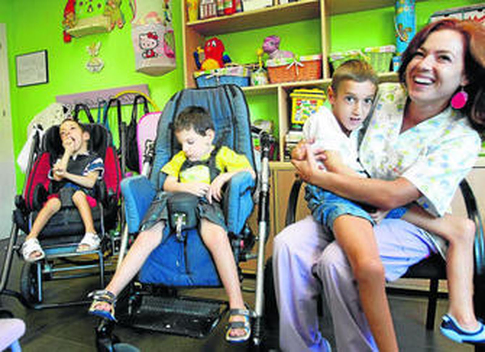 Tres alumnos junto a una profesora del colegio Mercedes Carbó de El Puerto de Santa María.