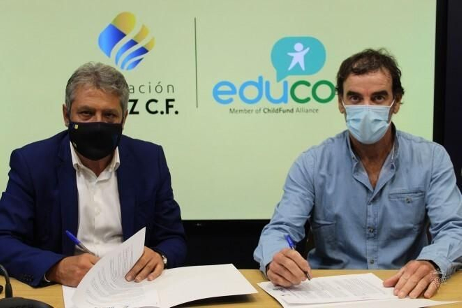 Pepe Mata y Fernando Rodríguez rubrican el acuerdo.