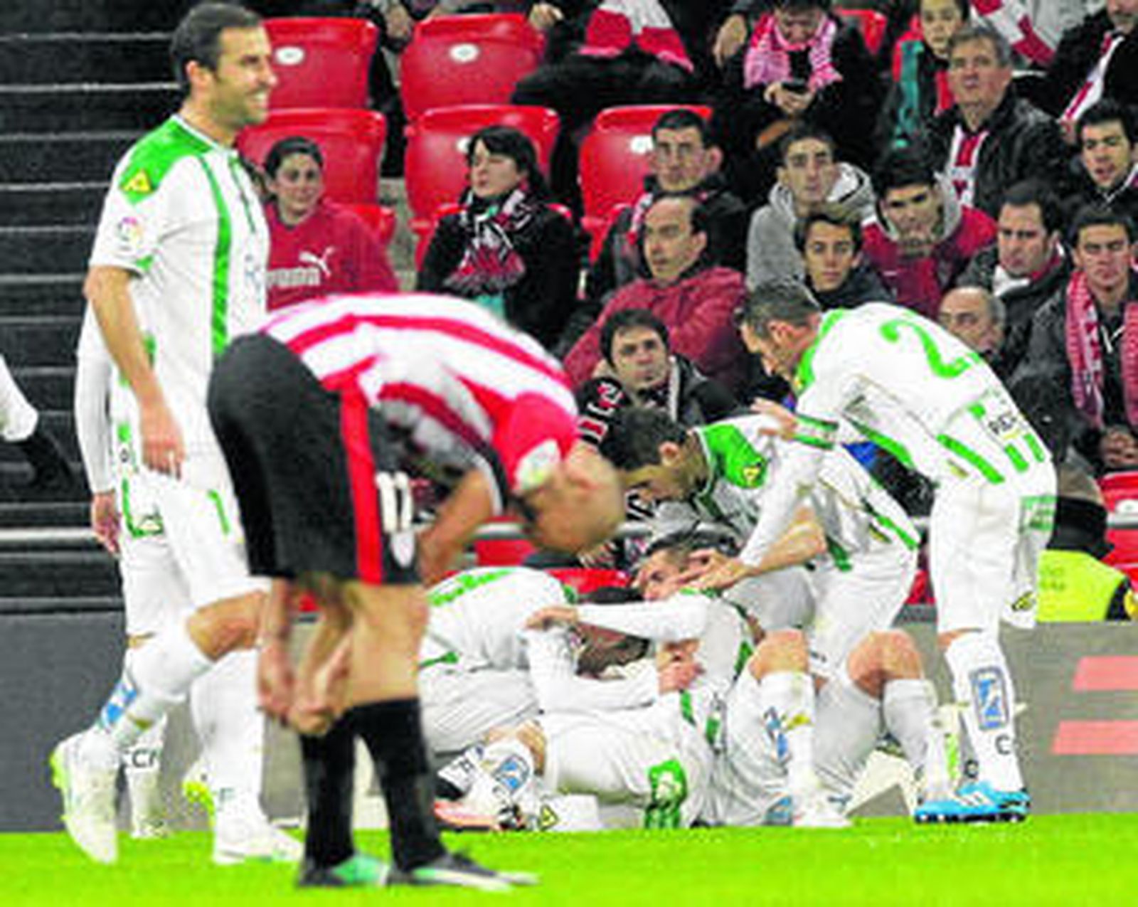 Los jugadores del Cordoba celebran el gol de Ghilas.