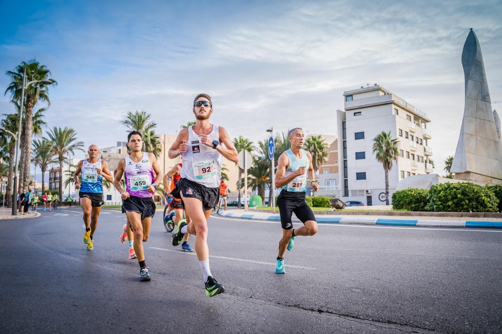 Corredores durante la Media Maratón “Ciudad de Roquetas” de la pasada edición.