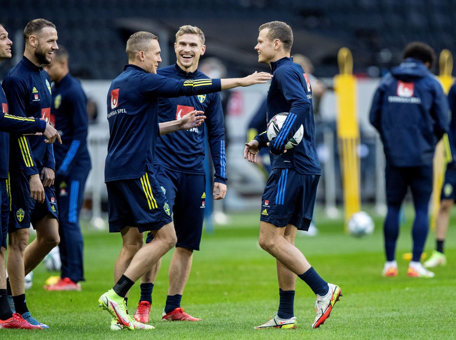 Augustinsson bromea con sus compañeros de Suecia.