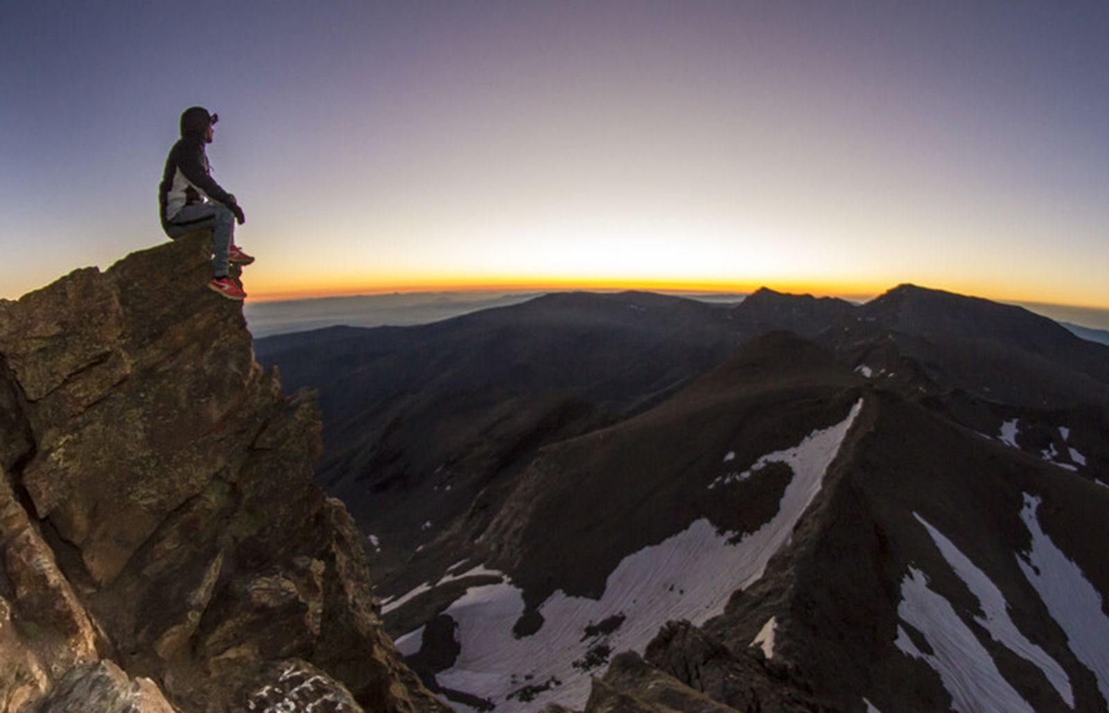 Vista del amanecer desde el Veleta, una de las propuestas que ofrece la Sierra en verano.