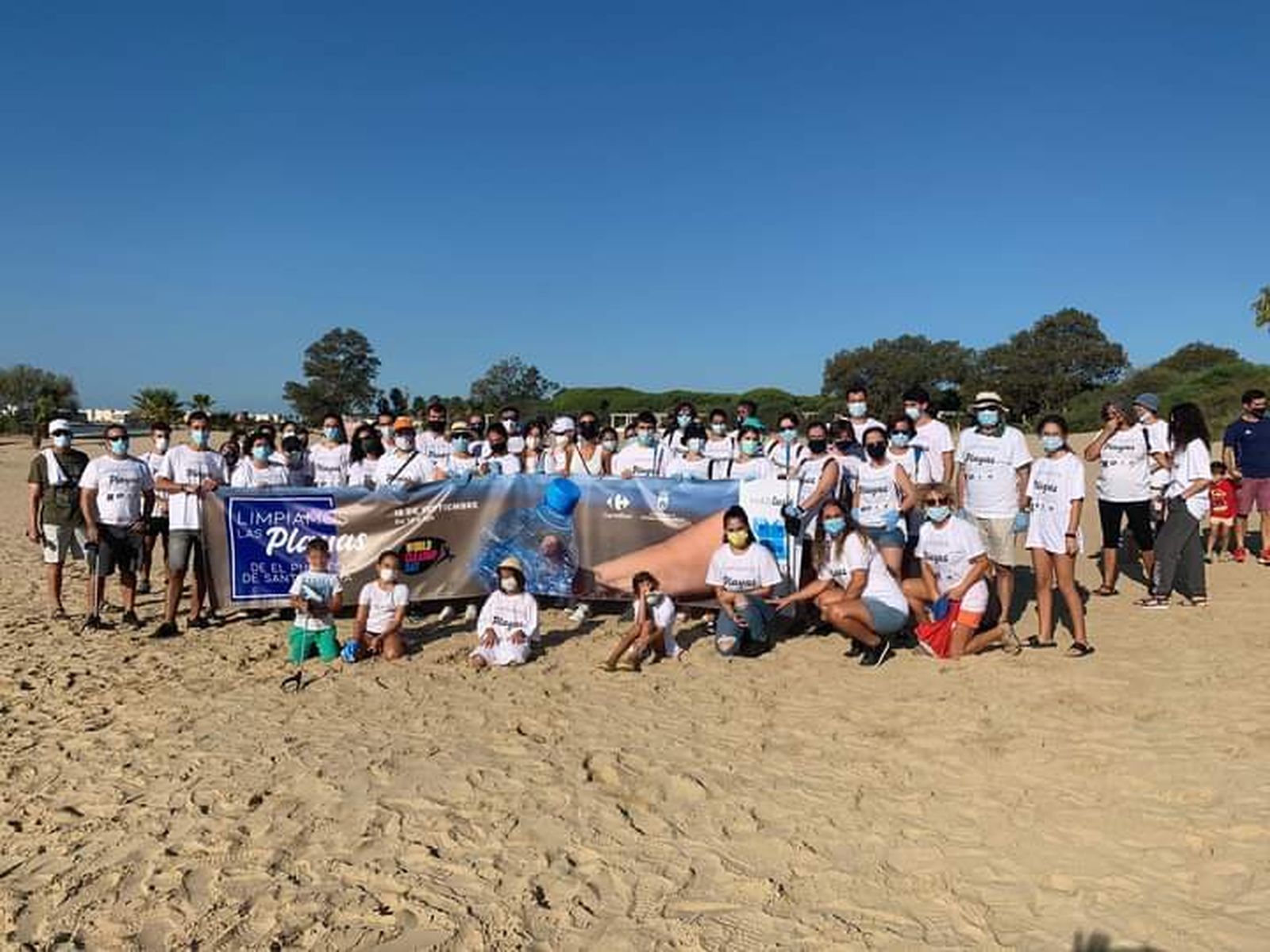 Unas 70 personas participan en la limpieza de la playa de La Puntilla.