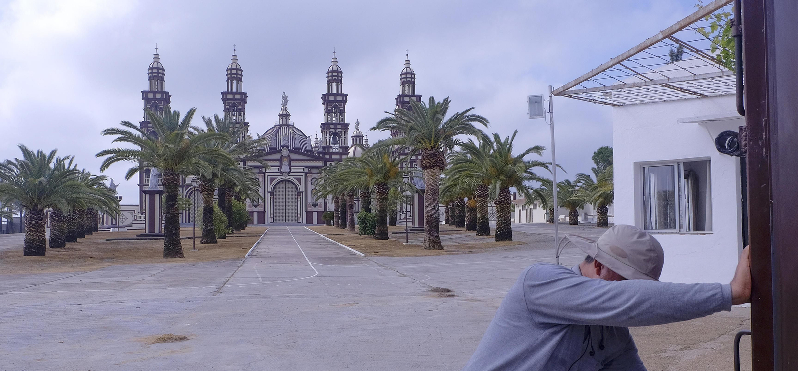 Un palmariano abre la puerta del recinto donde se halla la basílica  que mandó construir  el 'papa' Clemente.