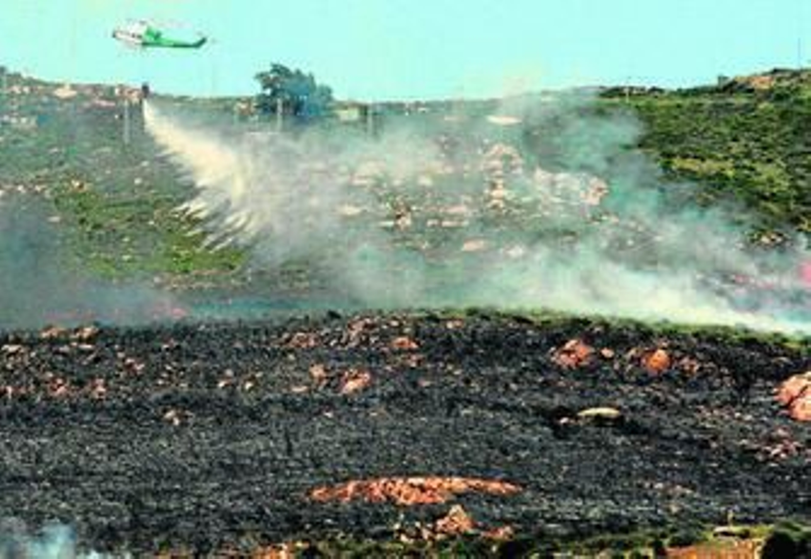Un hidroavión descarga agua en el incendio, ayer en Sierra Carbonera.