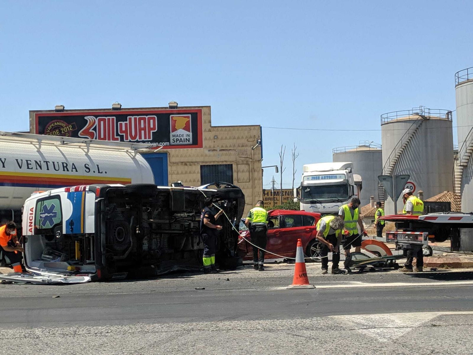 Una ambulancia vuelca en Atarfe (Granada)