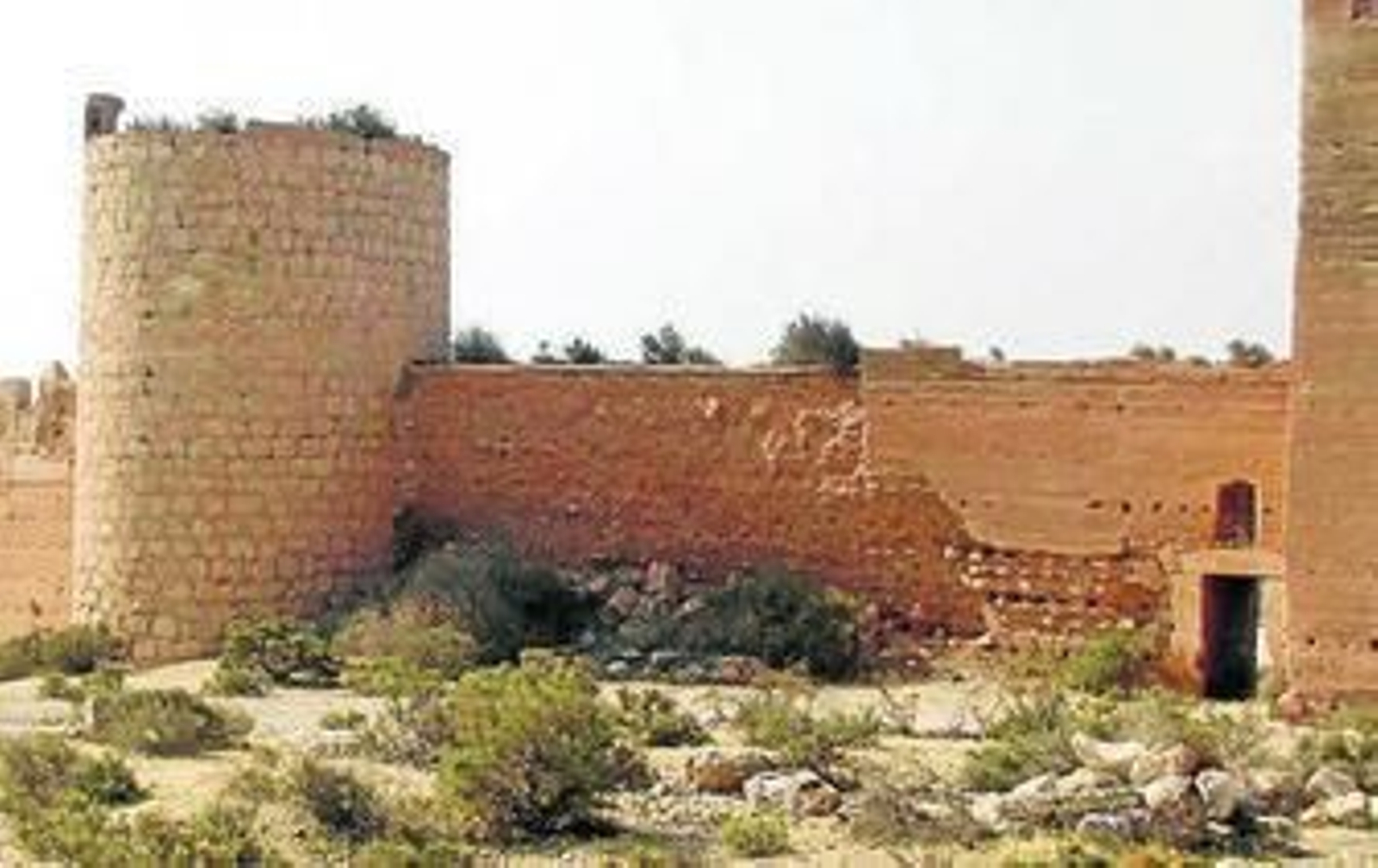 Un trozo derrumbado de la muralla del Cerro de San Cristóbal.