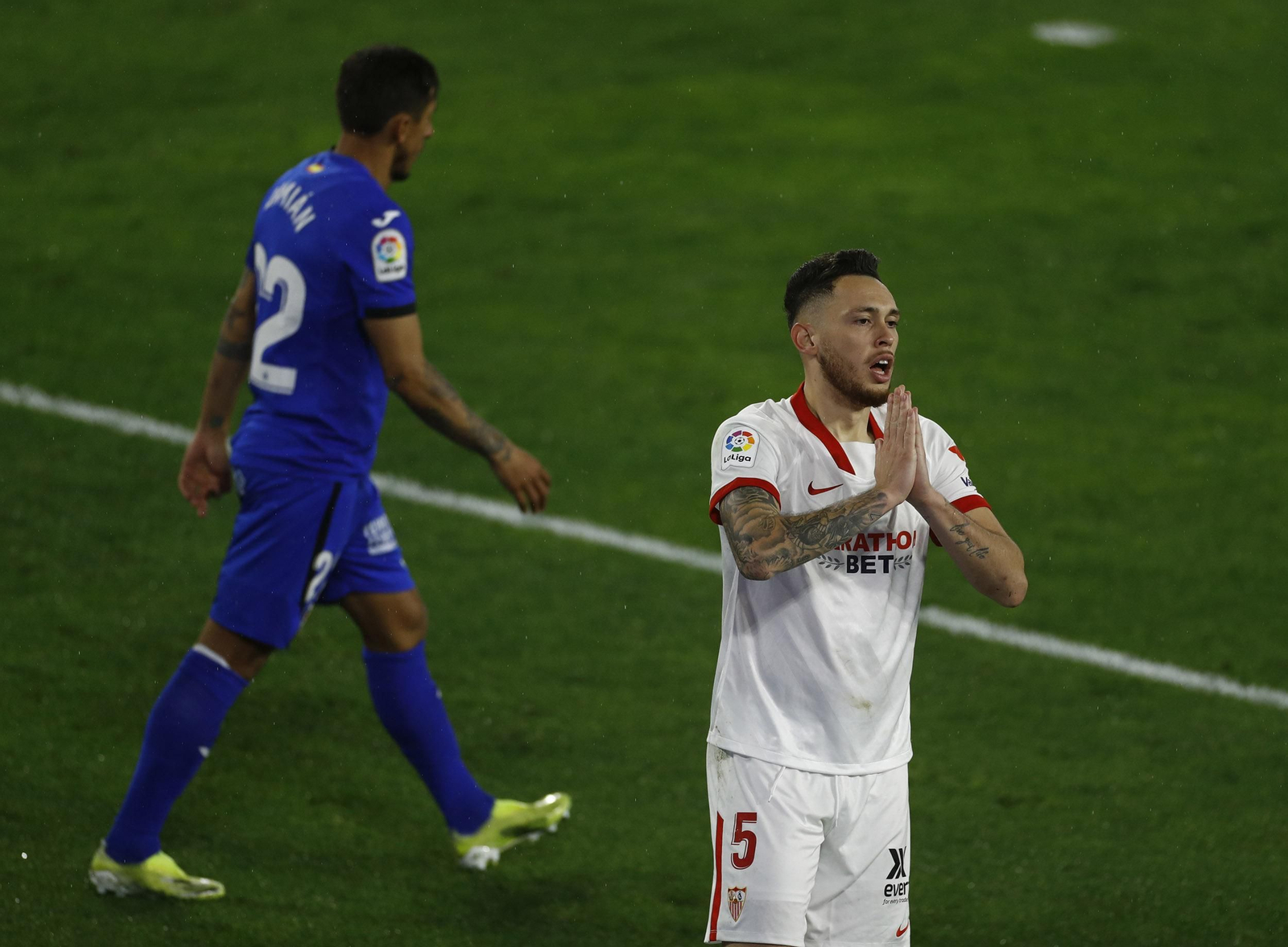 Ocampos lamenta una ocasión perdida antes de la entrada de Djené.