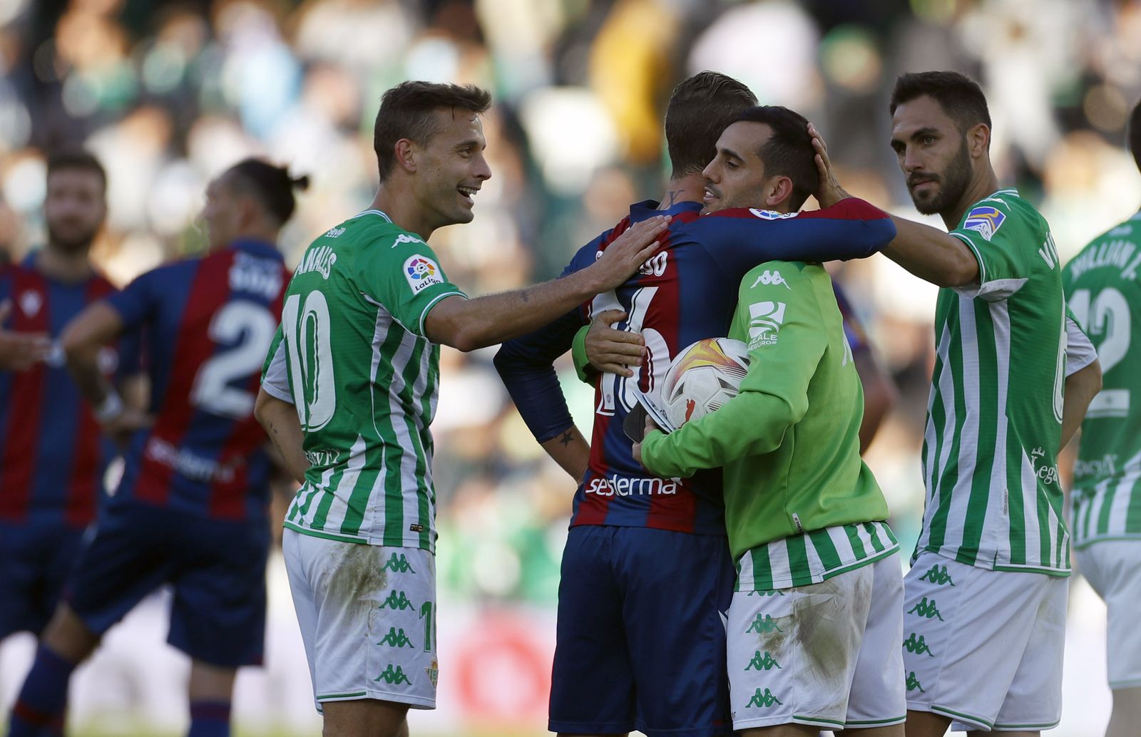 Juanmi es felicitado por Soldado por sus tres goles en compañía de Canales y Víctor Ruiz.