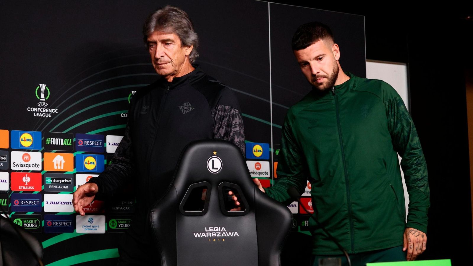 Aitor Ruibal y Manuel Pellegrini, antes de atender a los medios de comunicación en la previa del encuentro ante el Legia de Varsovia.