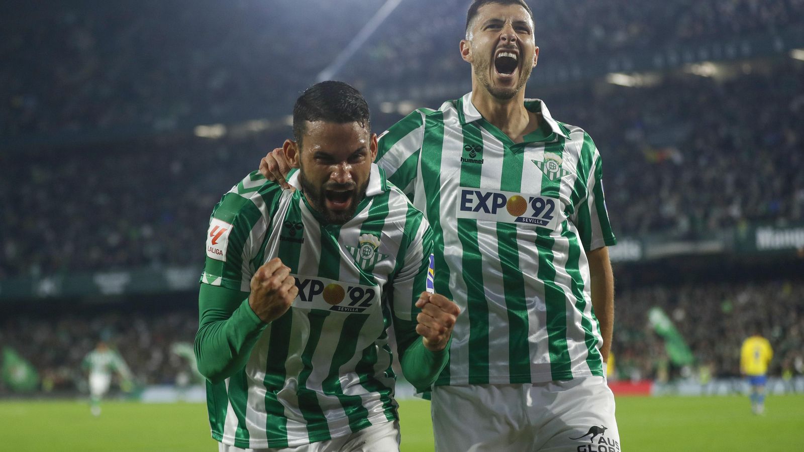 Willian José celebra su gol con Guido Rodríguez.
