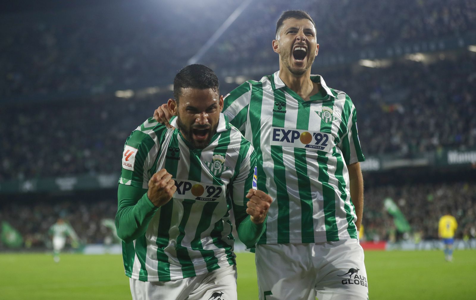 Willian José celebra su gol con Guido Rodríguez.