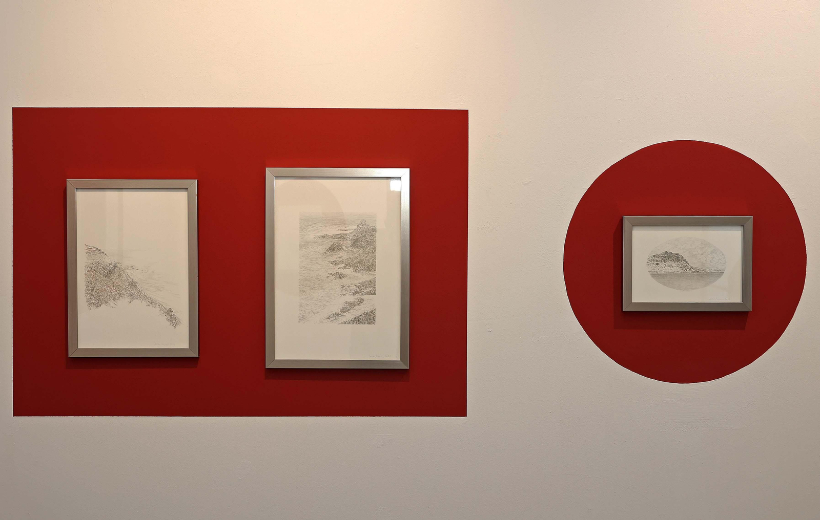 Imágenes de la inauguración de la exposición 'A punta de plata' de Javier Velasco en La Línea